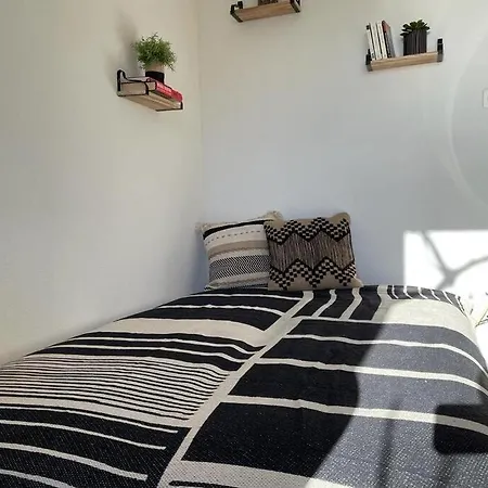 Independent Room With Stunning View In Pully Gasthof